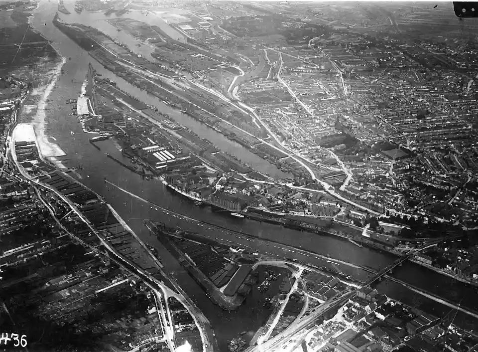 Ein Blick über die bremischen Hafenanlagen, wie sie sich Mitte der 192-0er Jahre darstellten: Links unten erkennen wir den Hohentorshafen, dessen Gleisanlagen gut auszumachen sind. Der Weserbahnhof – rechts unten vor der Stephani-Eisen-bahnbrücke zu sehen – hat noch keine Stahlspundwand erhalten und der Blick auf das Areal von Europa- und Überseehafen verrät, dass sowohl die Kajen- als auch die Gleisanlagen gut ausgelastet sind.