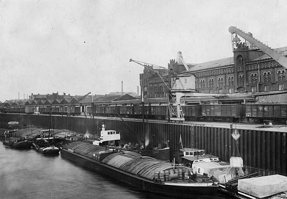 Kombinierter Verkehr vor etwa 90 Jahren: Mit dem Einschienen-Portalkran vom Schiff auf die Bahn.