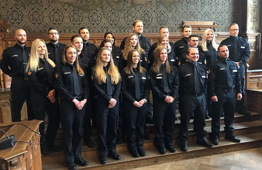 Verstärkung für den Vollzugsdienst: 10 Frauen und 11 Männer haben heute ihre Ernennungsurkunden erhalten und sind nunmehr Vollzugsbeamtinnen und –beamte auf Probe