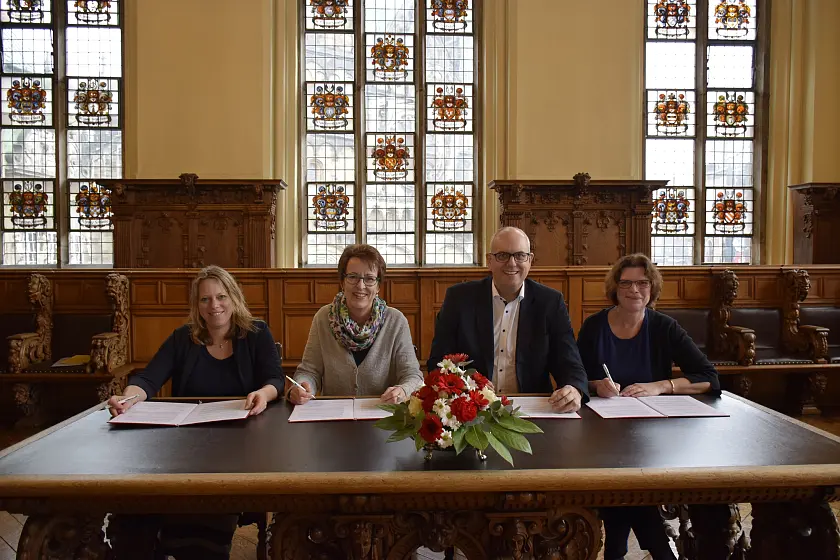 Senatorin Maike Schaefer, GPR-Vorsitzende Doris Hülsmeier, Bürgermeister Andreas Bovenschulte, Senatorin Kristina Vogt