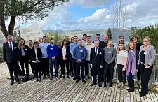 Polizeipräsident Lutz Müller mit den Polizeianwärterinnen und –anwärtern, die Lehrkräfte der Hochschule für öffentliche Verwaltung sowie Dr. Birte Hewera, Leiterin der Abteilung für europäische Angelegenheiten in Yad Vashem (4. von links)