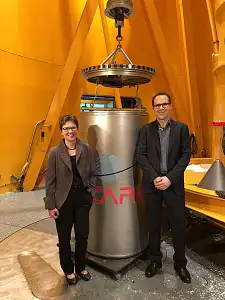 Senatorin Dr. Claudia Schilling und ZARM-Institutsdirektor, Prof. Dr. Marc Avila, schauen sich eine Fallkapsel aus der Nähe an