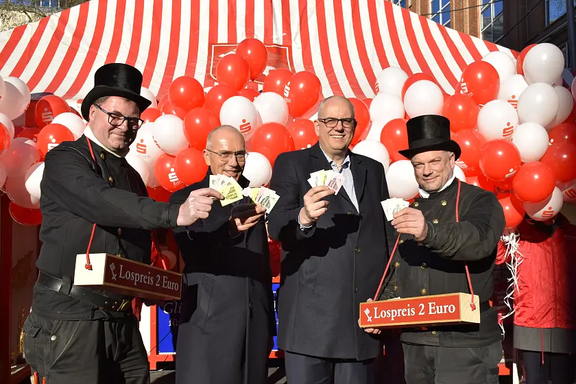Strahlende Gewinner sind die Parks der Stadt: Bürgermeister Andreas Bovenschulte und Joachim Linnemann werben für die Bürgerpark-Tombola