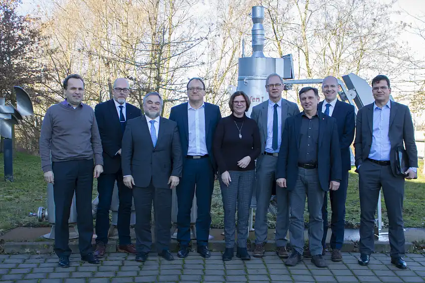 (v.l.n.r.): Jürgen Fries, (AMB, CO2-Strategie), Kai Stührenberg, Hans-Georg Tschupke (beide bei der Senatorin für Wirtschaft, Arbeit und Europa), Reiner Blaschek (Vorstandsvorsitzender AMB), Senatorin Kristina Vogt, Staatsrat Sven Wiebe, Klaus Hering (AMB, Gesamt-Betriebsratsvorsitzender), Jens Loock (Personalvorstand), Oliver Steck (Wirtschaftsressort)