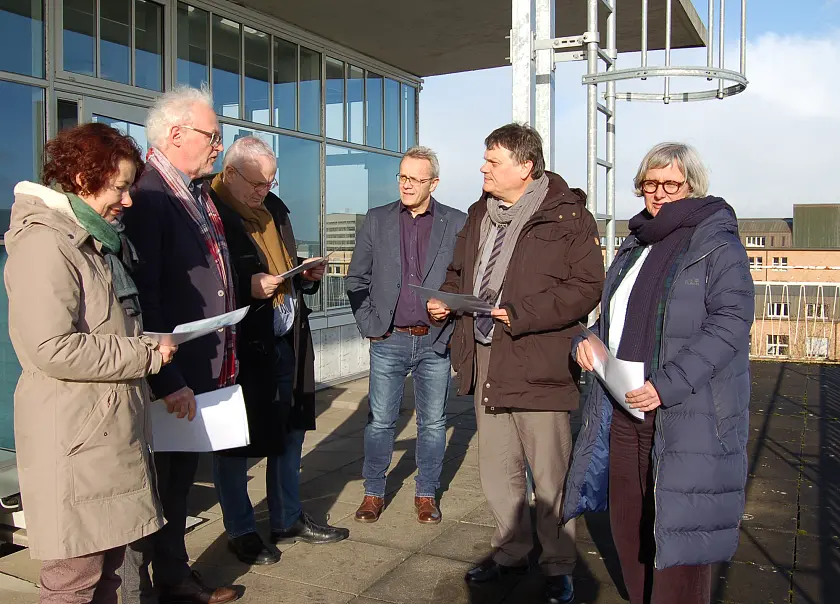 Verschafften sich bei strahlendem Sonnenschein auf dem Dach des AFZ einen Überblick über den Gebäudekomplex: Anke Saebetzki, Holger Wendel, Henning Lühr, Olaf Büttelmann, Dietmar Strehl und Silke Krebs (von links).