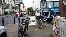 Beispiel für behinderndes Fahrradparken