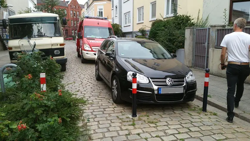 Beispiel für zugeparkte Rettungswege