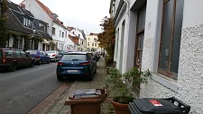 Aufgesetztes Parken behindert Fußgänger*innen