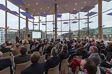 Die Teilnehmenden des ersten Runden Tisches der Nahrungs- und Genussmittelwirtschaft im Land Bremen im Bel Etage am Brill