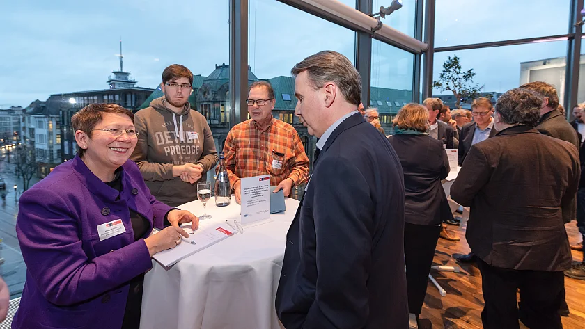 Hildegard Jansen, Abteilungsleiterin bei der Senatorin für Wirtschaft, Arbeit und Europa für den Bereich Arbeit. im Gespräch mit einem Teilnehmer