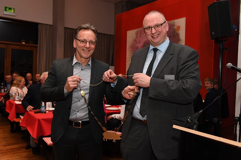 Holger Münch nimmt von Staatsrat Olaf Joachim stellvertretend den Kohlorden für Arnd Zeigler in Empfang
