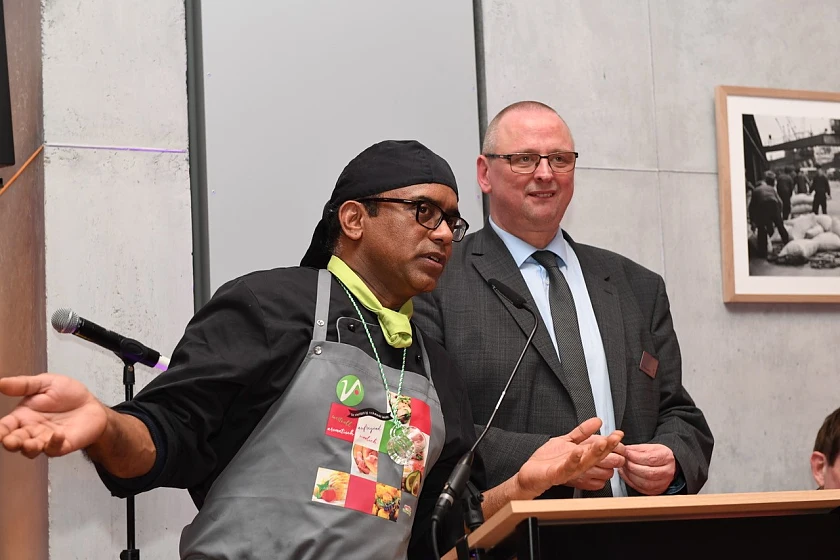 Staatsrat Olaf Joachim mit Grünkohlkoch Anil Kumar