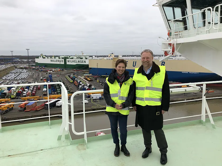 Senatorin Dr. Claudia Schilling mit Axel Bantel, Vize-Präsident bei Wallenius Wilhelmsen Ocean Deutschland, auf dem Deck des Autotransporters