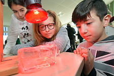 Schülerinnen und Schüler der Grundschhule am Halmerweg zeigen ihre Energiespar-Experimente