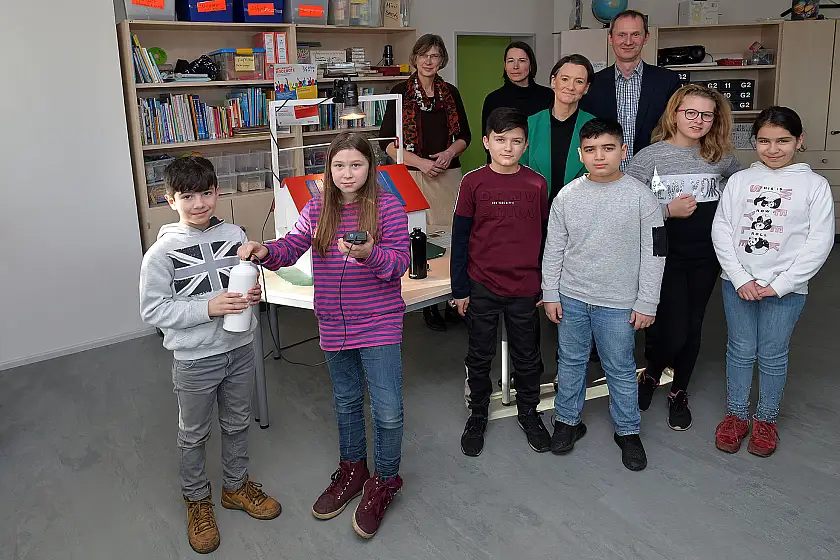 Senatorin Bogedan (Bildmitte) mit den Schülerinnen und Schüler der Grundschhule am Halmerweg