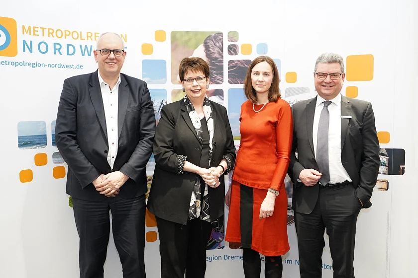 Digitalisierung.Weiterdenken: (v.l.n.r.) Bürgermeister Dr. Andreas Bovenschulte, Mitglied im Vorstand; Ministerin Birgit Honé, Mitglied im Vorstand; Dr. Anna Meincke, Geschäftsführerin der Metropolregion Nordwest; Landrat Jörg Bensberg, 1. Vorsitzender