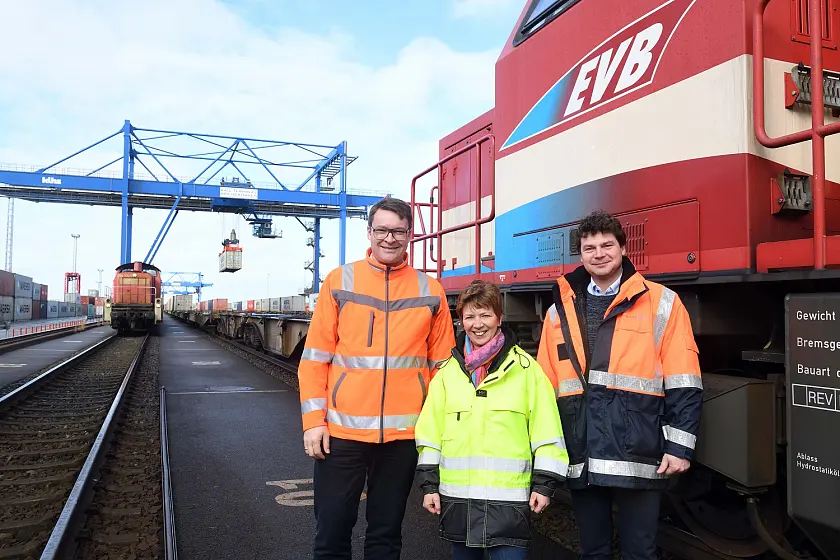 Senatorin Dr. Claudia Schilling mit Sebastian Doderer (evb Geschäftsleitung Logistik) und Dr. Iven Krämer (Referatsleiter für Hafenwirtschaft und Schifffahrt bei Der Senatorin für Wissenschaft und Häfen)