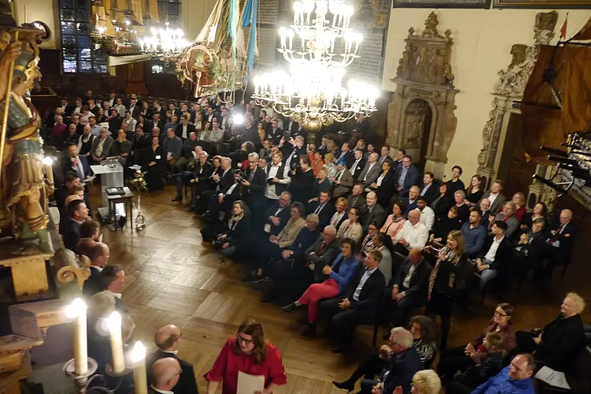 Weit über 300 Teilnehmerinnen und Teilnehmer aus Sport, Politik und Gesellschaft haben die Sportlerehrung des Senats in der Oberen Rathaushalle begleitet. 