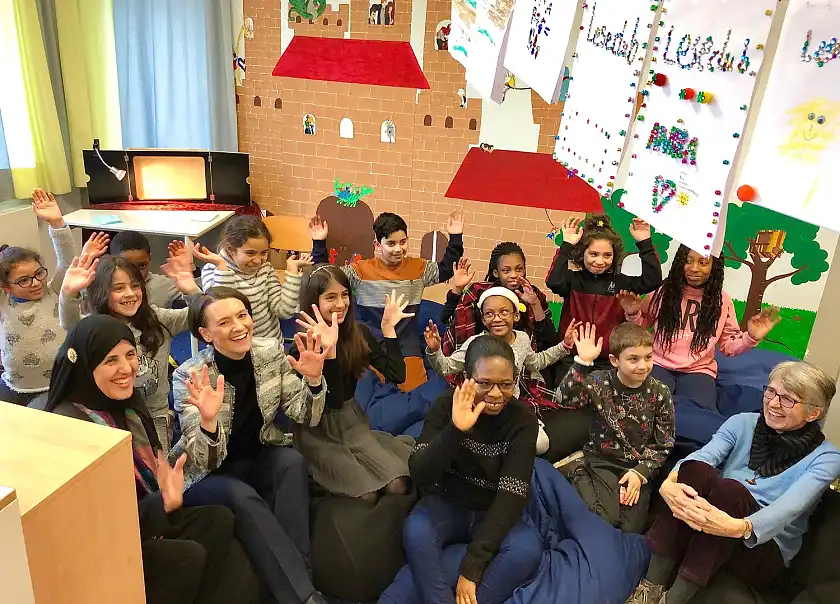 Die Freude über die Bücherburg ist groß.