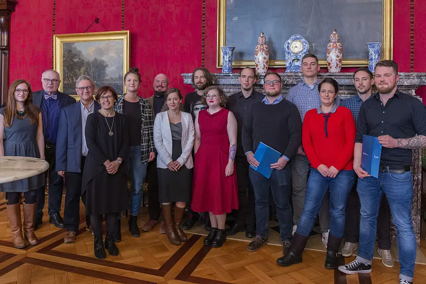 Staatsrat Lühr (zweiter von links) mit ProfessorInnen und AbsolventInnen des dualen Studiengangs Soziale Arbeit