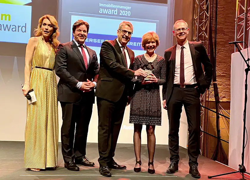 Ausgezeichnet: Das "Megaprojekt" Überseestadt Bremen wurde bei der Verleihung des Immobilienmanager Awards 2020 in der Kategorie Stadtentwicklung ausgezeichnet. Moderatorin Annett Möller und Dr. Markus Wiedenmann vom Sponsor Art-Invest Real Estate gratulierten Andreas Heyer, Vorsitzender der Geschäftsführung der WFB Wirtschaftsförderung Bremen GmbH, Staatsrätin Gabriele Nießen von der Senatorin für Klimaschutz, Umwelt, Mobilität, Stadtentwicklung und Wohnungsbau, und Staatsrat Sven Wiebe von der Senatorin für Arbeit, Wirtschaft und Europa (v.l.n.r.).