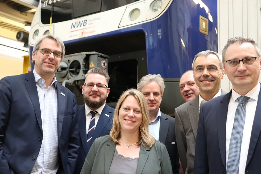 Auf dem Foto von links nach rechts: Tobias Heinemann (Deutschland-Chef der NWB-Mutter Transdev), Robert Palm(NWB-Geschäftsleitung), Senatorin Maike Schaefer, Kristian Beuker (Leiter Instandhaltung NWB), Ralf Heers (NWB-Werkstattleiter Bremerhaven), Christoph Lankowsky (Referatsleiter Schienenverkehr SKUMS) und Ulrich Ehrhardt (Vorsitzender der NWB-Geschäftsführung).