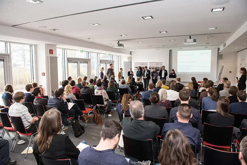 Reges Interesse beim Austausch über Faire Beschaffung im Forum K das Roten Kreuz Krankenhauses in Bremen