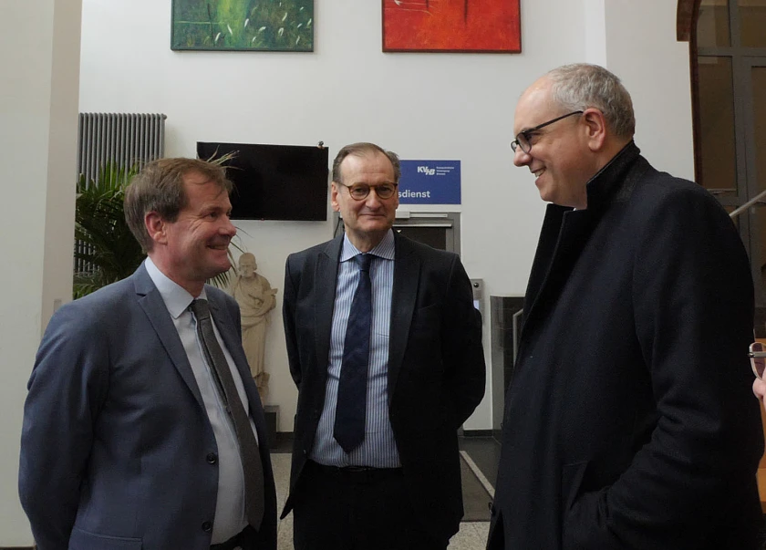Im Gespräch: Bürgermeister Dr. Andreas Bovenschulte, Dr. Andreas Mohr, stellv. Ärtzlicher Direktor St. Joseph-Stift und Torsten Jarchow, Geschäftsführer