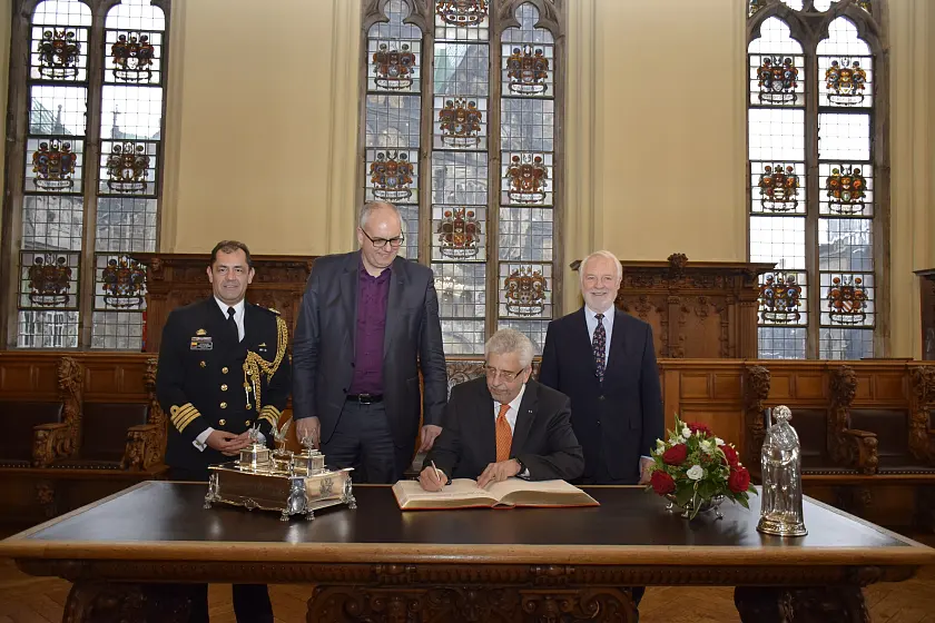 Captán Camilo Mauricio Gutiérrezin, Bürgermeister Andreas Bovenschulte, Botschafter Hans Peter Knudsen Quevedo und Honorarkonsul Klaus Müller-Leiendecker 