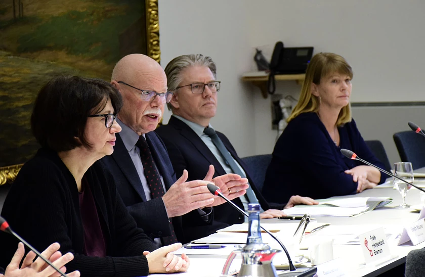Senator Mäurer (2.v.l.) uns Senatorin Bernhard (li.) stellen im Bremer Rathaus die Maßnahmen des Senats gegen die Verbreitung des Coronavirus vor