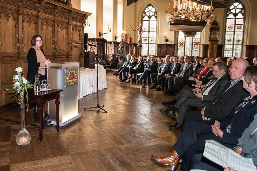 Senatorin Kristina Vogt begrüßt die Gäste in der Oberen Rathaushalle