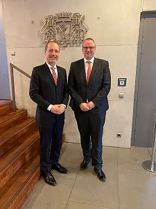 „Staatsrat Dr. Olaf Joachim (rechts) empfängt Dr. Jörg Wojahn, Vertreter der Europäischen Kommission“ 