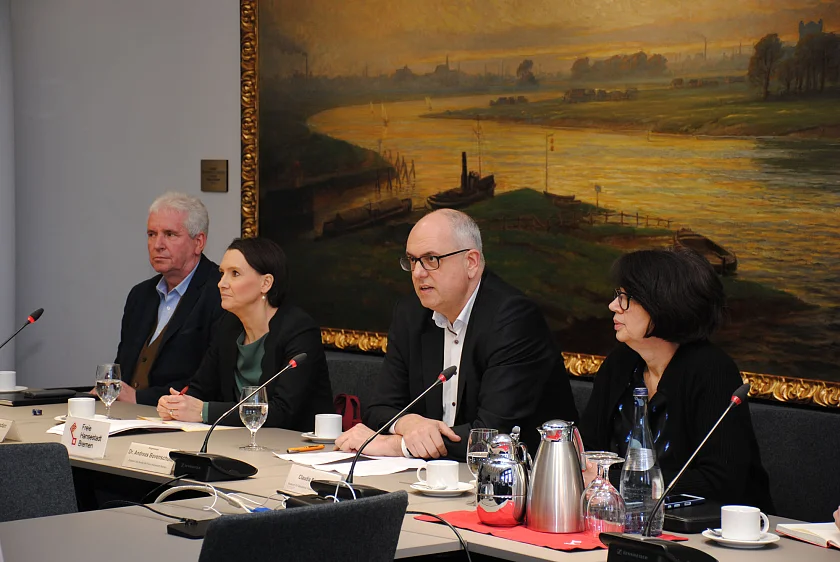 Berichteten über die im Senat beschlossenen Maßnahmen: Bürgermeister Dr. Andreas Bovenschulte, Kinder- und Bildungssenatorin Dr. Claudia Bogedan (links) und Gesundheitssenatorin Claudia Bernhard. Weiterer Teilnehmer ist Rainer Zottmann (Leitender Polizeidirektor a.D.), der zum Sonderbeauftragten der Senatskanzlei in der Corona-Krise berufen wurde.