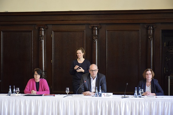 Berichteten in der Senatspressekonferenz: Bürgermeister Andreas Bovenschulte, Senatorin Claudia Berndhard (li.) und Senatorin Kristina Vogt