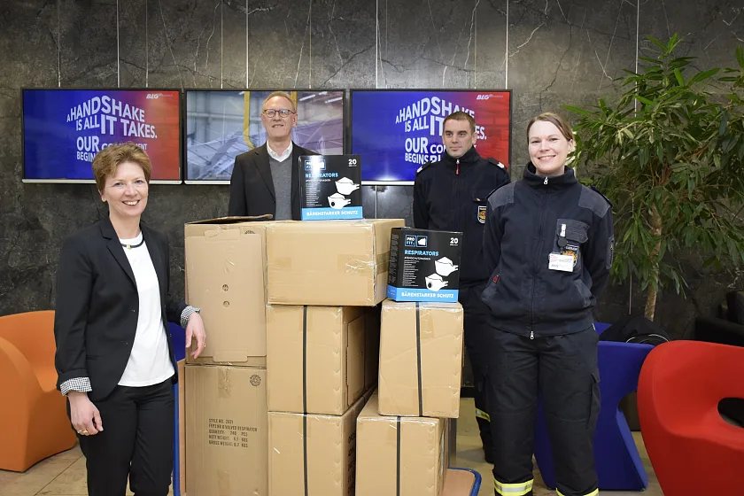 Es brauchte nur den symbolischen "Handshake" zwischen Clauda Schilling (1.v.l.), Senatorin für Wissenschaft und Häfen, und dem BLG-Vorstandvorsitzenden Frank Dreeke (2.v.l.) dann war die Übergabe von 1700 Atemschutzmasken der Klasse FFP3 erfolgt. Die Feuerwehrwehrangehörigen Carina Nienstedt und Tobias Schneider nahmen die Schutzausrüstung für den Krisenstab in Empfang.