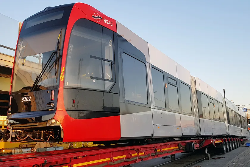 Erste neue Straßenbahn ist angekommen