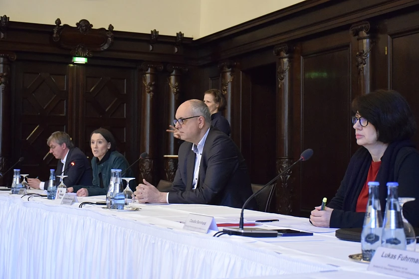 Schulsenatorin Bogedan (2.v.l.) informiert zusammen mit Bürgermeister Bovenschulte (Mitte) und Gesundheitssenatorin Bernhard über die Abiturprüfungen in Bremen vor dem Hintergrund der Corona-Pandemie