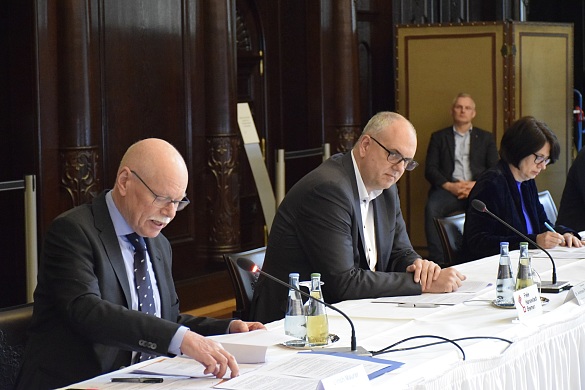 Innensenator Mäurer, Bürgermeister Bovenschulte und Gesundheitssenatorin Bernhard erläutern die Beschlüsse des Senats in der Senatspressekonferenz im Bremer Rathaus