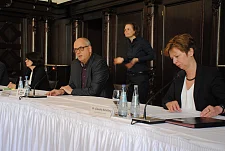 Senatspressekonferenz mit Gebärdensprachdolmetscherin - Wissenschaftssenatorin Dr. Claudia Schilling, Bürgermeister Dr. Andreas Bovenschulte, Gesundheitssenatorin Claudia Bernhard