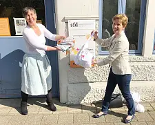 Kontaktlose Übergabe der JVA-Stoffmasken: Senatorin Claudia Schilling (r.) und Claudia Fantz von der Freiwilligenagentur Bremen