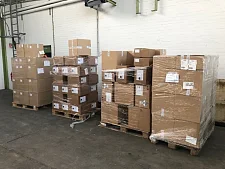 Die gestern Abend gelieferten Beatmungsgeräte im Lagerraum. Fotograph: Alexander Zawidzki.