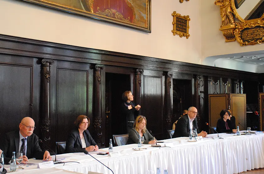 Bürgermeister Bovenschulte (2.v.r.)  stellt zusammen mit Senator Mäurer (li.) und den Senatorinnen Vogt, Schaefer und Bernhard (v.li.) die Grundzüge der neuen Verordnung und die ersten Lockerungen der Pandemie-Maßnahmen vor