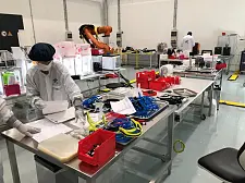 Produktion von 3D-gedruckten Gesichtsschutzvisieren in der Integrationshalle des DLR-Instituts für Raumfahrtsysteme