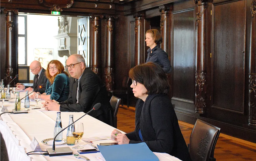 Bürgermeister Bovenschulte (Mitte), Senatorin Bernhard, Senatorin Stahmann und Senator Mäurer (v.r.) beantworten die Fragen der Journalisten auf der Senatspressekonferenz im Rathaus; mit im Bild: Nicole Braun, Gebärdendolmescherin