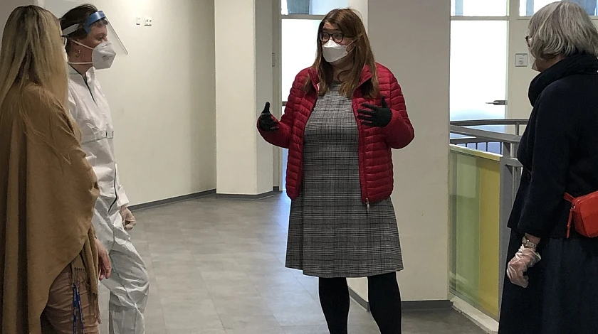 Senatorin Stahmann (Mitte) lässt sich von Mitarbeiterinnen der Erstaufnahmeeinrichtung die aktuelle Lage schildern