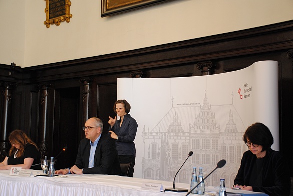 Bürgermeister Bovenschulte (Mitte), Senatorin Bernhard (re.) und Senatorin Stahmann informieren über die Ergebnisse der Sitzung des Senats