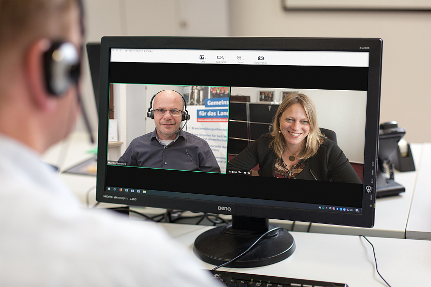 Jahresempfang der Bremer Umweltpartnerschaft im virtuellen Raum: Klimaschutz- und Umweltsenatorin Dr. Maike Schaefer und Martin Schulze, Geschäftsstellenleiter Umwelt Unternehmen, im Austausch mit rund 70 Netzwerkmitgliedern.