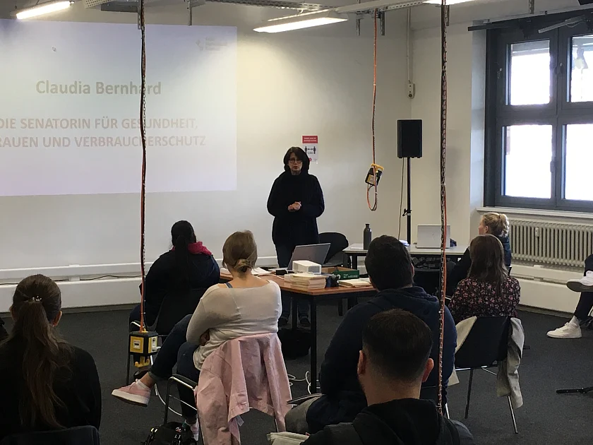 Senatorin Claudia Bernhard begrüßt die ersten 30 Containment-Scouts. Foto von Lukas Fuhrmann