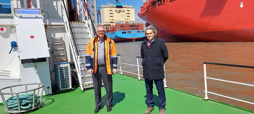 Bürgermeister Bovenschulte (li.) und Robert Howe an Bord der Hol Blank