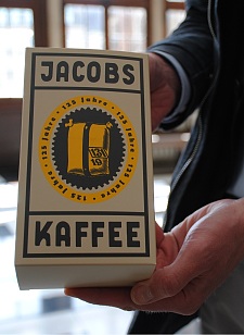 Die Nachbildung der ersten Jacobs Verpackung aus den 1930er Jahren